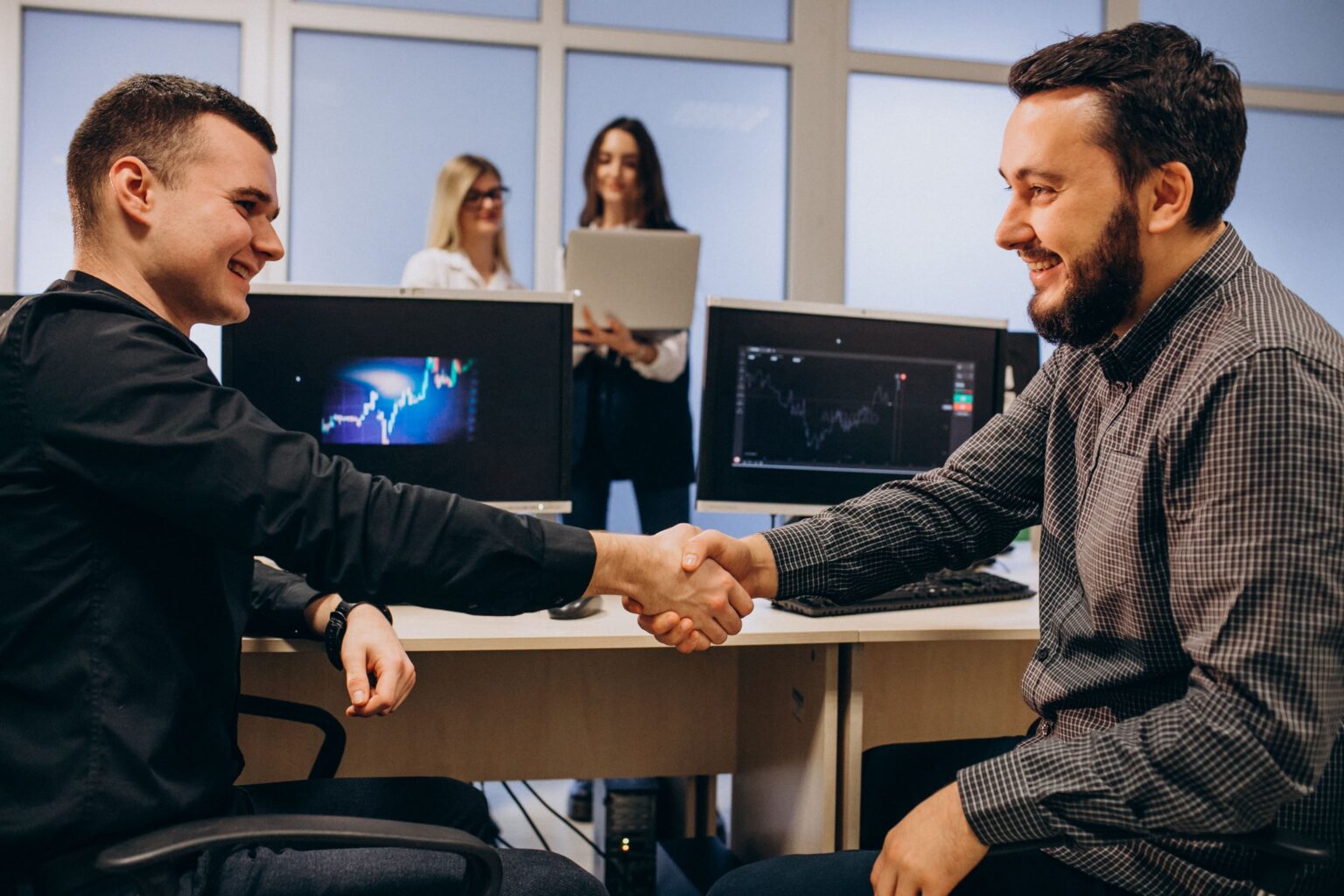 Two people reaching an agreement in a trading office